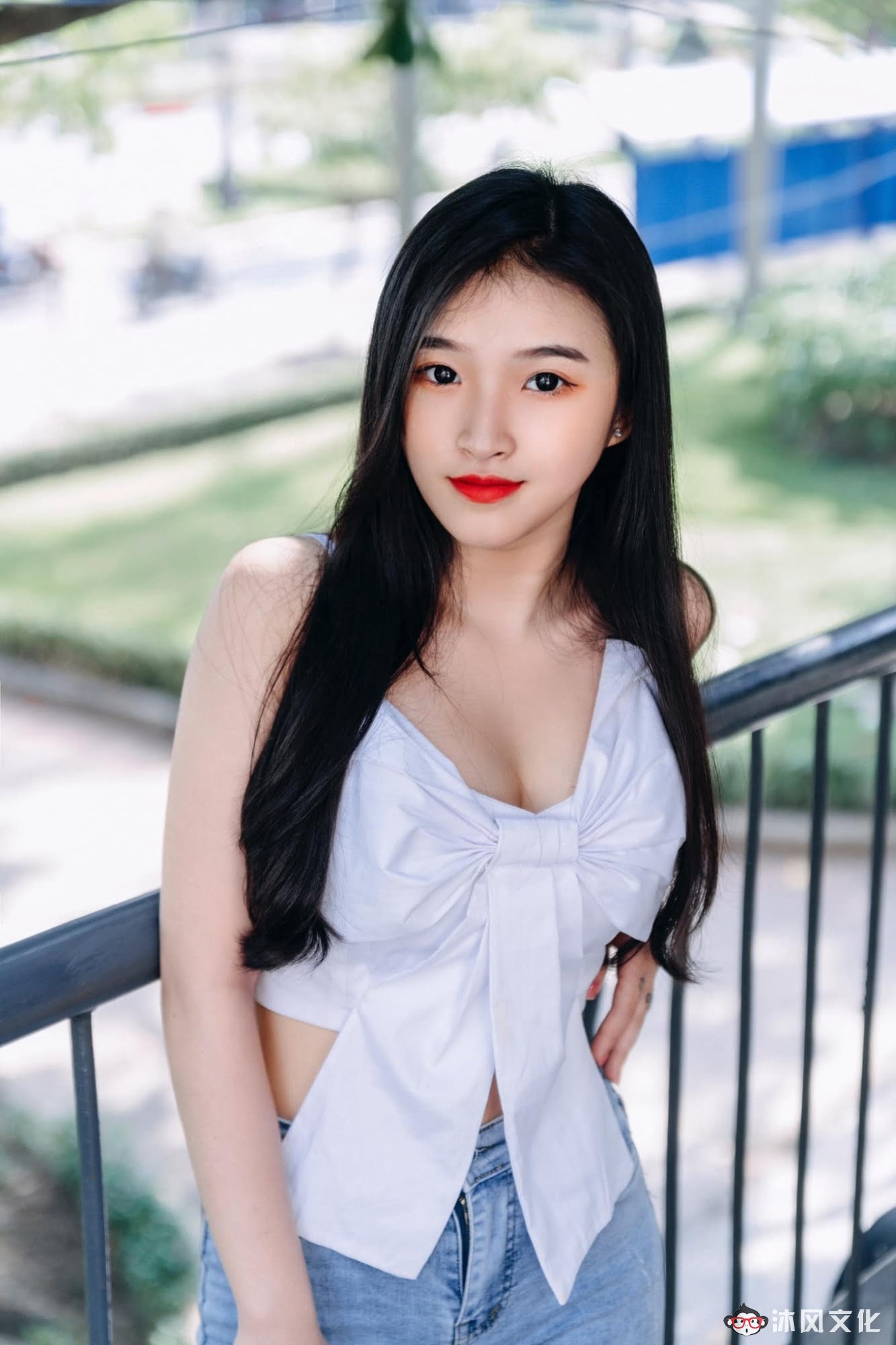 去年穿奥黛爆红的18岁越南学生妹爆近照曝光网惊：风格变好多