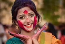 印度洒红节走红的女孩是谁？是高种姓吗？-沐风文化