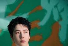 王一博:简洁黑白T叠搭,运动热血点缀,清爽赴约街舞聚会。-沐风文化