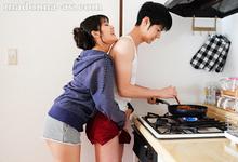 大哥女友「神宫寺奈绪」前来同住 每天不穿内衣热裤诱惑,如果上了她我会死掉吗?-沐风文化